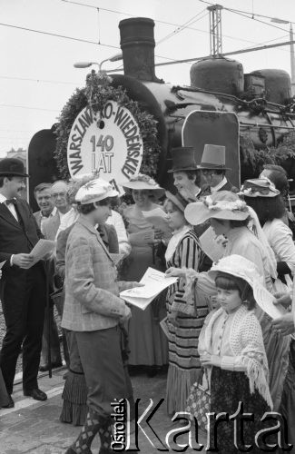 15.06.1985, Warszawa, Polska.
140 lat Kolei Warszawsko-Wiedeńskiej, grupa ludzi w strojach z epoki na peronie dworca kolejowego, z tyłu lokomotywa pociągu.
Fot. Jarosław Tarań, zbiory Ośrodka KARTA [85-28] 
