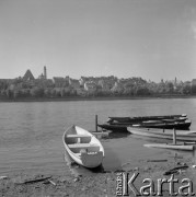 19.09.1985, Warszawa, Polska.
Panorama Starego Miasta, widok z praskiego brzegu Wisły, na pierwszym planie łodzie.
Fot. Jarosław Tarań, zbiory Ośrodka KARTA [85-73]