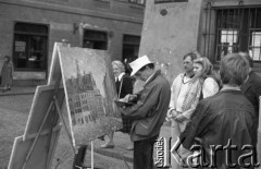 19.09.1985, Warszawa, Polska.
Rynek Starego Miasta, przechodnie przyglądający się artyście malującemu staromiejskie kamieniczki.
Fot. Jarosław Tarań, zbiory Ośrodka KARTA [85-24]