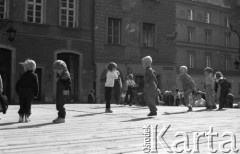 19.09.1985, Warszawa, Polska.
Rynek Starego Miasta, bawiące się dzieci.
Fot. Jarosław Tarań, zbiory Ośrodka KARTA [85-24]