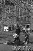 19.09.1985, Warszawa, Polska.
Rynek Starego Miasta, dzieci pijące wodę ze studni, w tle konstrukcja wystawy fotograficznej.
Fot. Jarosław Tarań, zbiory Ośrodka KARTA [85-24]