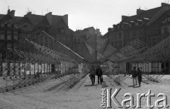 19.09.1985, Warszawa, Polska.
Rynek Starego Miasta, konstrukcja wystawy fotograficznej. 
Fot. Jarosław Tarań, zbiory Ośrodka KARTA [85-24]