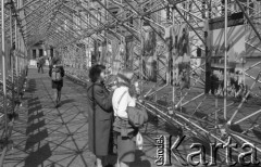 19.09.1985, Warszawa, Polska.
Rynek Starego Miasta, kobiety z lodami oglądające wystawę fotografii.
Fot. Jarosław Tarań, zbiory Ośrodka KARTA [85-24]