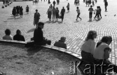 19.09.1985, Warszawa, Polska.
Stare Miasto, ludzie na Placu Zamkowym.
Fot. Jarosław Tarań, zbiory Ośrodka KARTA [85-25]