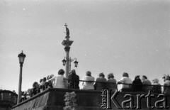 19.09.1985, Warszawa, Polska.
Stare Miasto, Plac Zamkowy, grupa osób obok Kolumny Zygmunta. 
Fot. Jarosław Tarań, zbiory Ośrodka KARTA [85-25]