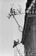 19.09.1985, Warszawa, Polska.
Stare Miasto, smoki zdobiące dach jednej z kamienic.
Fot. Jarosław Tarań, zbiory Ośrodka KARTA [85-25]