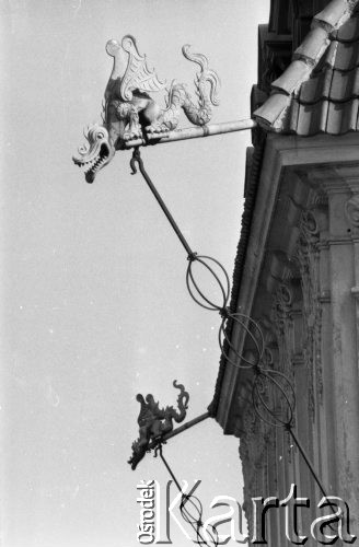 19.09.1985, Warszawa, Polska.
Stare Miasto, smoki zdobiące dach jednej z kamienic.
Fot. Jarosław Tarań, zbiory Ośrodka KARTA [85-25]