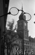 19.09.1985, Warszawa, Polska.
Stare Miasto, Plac Zamkowy - gigantyczne okulary - reklama zakładu optycznego, w tle Zamek Królewski.
Fot. Jarosław Tarań, zbiory Ośrodka KARTA [85-25]