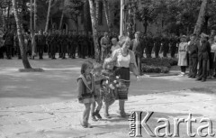 2.09.1985, Milanówek, Polska
Odsłonięcie pomnika, delegacja dzieci z kwiatami.
Fot. Jarosław Tarań, zbiory Ośrodka KARTA [85-26] 
