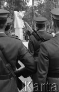 2.09.1985, Milanówek, Polska
Odsłonięcie pomnika, żołnierze Ludowego Wojska Polskiego z bronią.
Fot. Jarosław Tarań, zbiory Ośrodka KARTA [85-26] 

