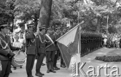 2.09.1985, Milanówek, Polska
Odsłonięcie pomnika, żołnierze 1 Praskiego Pułku Zmechanizowanego ze sztandarem.
Fot. Jarosław Tarań, zbiory Ośrodka KARTA [85-26] 
