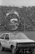 1.06.1985, Warszawa, Polska.
Stadion X-lecia, Auto-Rodeo - pokazy kaskaderskie - kaskader skaczący przez płonącą obręcz umieszczoną na dachu jadącego samochodu.
Fot. Jarosław Tarań, zbiory Ośrodka KARTA [85-66]