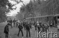 Wrzesień 1985, Puszcza Kampinoska, woj. Warszawa, Polska.
Grupa dzieci podczas wycieczki do puszczy kolejką wąskotorową.
Fot. Jarosław Tarań, zbiory Ośrodka KARTA [85-64] 
