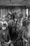 Wrzesień 1985, Puszcza Kampinoska, woj. Warszawa, Polska.
Grupa dzieci w wagonie kolejki wąskotorowej podczas wycieczki do puszczy.
Fot. Jarosław Tarań, zbiory Ośrodka KARTA [85-64] 
