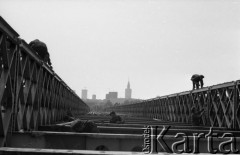 Maj 1985, Warszawa - Praga, Polska.
Budowa mostu saperskiego, widok na centrum miasta z praskiego brzegu Wisły, w środku Pałac Kultury i Nauki.
Fot. Jarosław Tarań, zbiory Ośrodka KARTA [85-50]