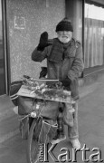 Listopad 1986, Warszawa, Polska.
Nauczyciel Paja, rowerzysta-globtrotter jadący rowerem przez Europę.
Fot. Jarosław Tarań, zbiory Ośrodka KARTA, [86-21] 

