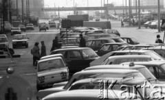 Marzec 1986, Warszawa, Polska.
Samochody parkujące na torowisku tramwajowym podczas remontu Alej Jerozolimskich.
Fot. Jarosław Tarań, zbiory Ośrodka KARTA [86-33]