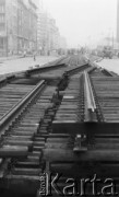 Listopad 1986, Warszawa, Polska.
Układanie torowiska tramwajowego w Alejach Jerozolimskich.
Fot. Jarosław Tarań, zbiory Ośrodka KARTA [86-41] 
