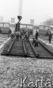 Listopad 1986, Warszawa, Polska.
Układanie torowiska tramwajowego w Alejach Jerozolimskich, w tle wieżyczki mostu Poniatowskiego i autobus 125.
Fot. Jarosław Tarań, zbiory Ośrodka KARTA [86-41] 
