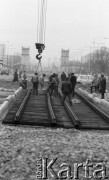 Listopad 1986, Warszawa, Polska.
Układanie torowiska tramwajowego w Alejach Jerozolimskich, w tle wieżyczki mostu Poniatowskiego.
Fot. Jarosław Tarań, zbiory Ośrodka KARTA [86-41] 
