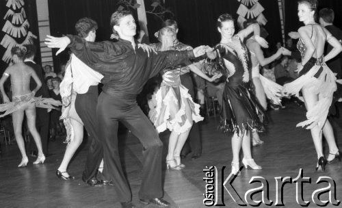 26.01.1986, Warszawa, Polska.
Turniej Tańca Towarzyskiego o Mistrzostwo Warszawy, tańczące pary.
Fot. Jarosław Tarań, zbiory Ośrodka KARTA [86-34]