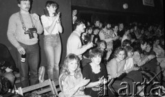 11.02.1986, Warszawa, Polska.
Klub Stodoła, VI Konkurs Rock'n'rolla im. Billa Halleya, publiczność.
Fot. Jarosław Tarań, zbiory Ośrodka KARTA [86-31] 
