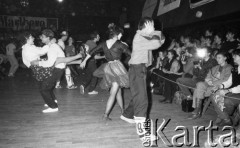 11.02.1986, Warszawa, Polska.
Klub Stodoła, VI Konkurs Rock'n'rolla im. Billa Halleya, tańczące pary.
Fot. Jarosław Tarań, zbiory Ośrodka KARTA [86-40] 
