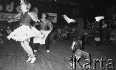 11.02.1986, Warszawa, Polska.
Klub Stodoła, VI Konkurs Rock'n'rolla im. Billa Halleya, tańczące pary, z prawej chłopak stojący na głowie.
Fot. Jarosław Tarań, zbiory Ośrodka KARTA [86-40] 
