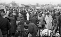 22.11.1986, Warszawa - Rembertów, Polska.
Bazar z ubraniami w Rembertowie, tłum kupujących.
Fot. Jarosław Tarań, zbiory Ośrodka KARTA, [86-43] 
