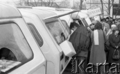 22.11.1986, Warszawa - Rembertów, Polska.
Bazar z ubraniami w Rembertowie, przyczepy z zapiekankami.
Fot. Jarosław Tarań, zbiory Ośrodka KARTA, [86-43] 
