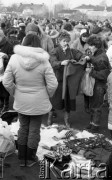 22.11.1986, Warszawa - Rembertów, Polska.
Bazar z ubraniami w Rembertowie, kobiety oglądające sweter.
Fot. Jarosław Tarań, zbiory Ośrodka KARTA, [86-43] 
