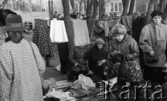 22.11.1986, Warszawa - Rembertów, Polska.
Bazar w Rembertowie, stoisko z ubraniami wiszącymi na sznurkach między drzewami.
Fot. Jarosław Tarań, zbiory Ośrodka KARTA, [86-43] 
