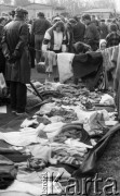 22.11.1986, Warszawa - Rembertów, Polska.
Bazar z ubraniami w Rembertowie, odzież leżąca na brezentowej płachcie. 
Fot. Jarosław Tarań, zbiory Ośrodka KARTA, [86-43] 

