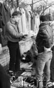22.11.1986, Warszawa - Rembertów, Polska.
Bazar w Rembertowie, stoisko z ubraniami i zagraniczną prasą, na wierzchu leży numer 