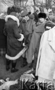 22.11.1986, Warszawa - Rembertów, Polska.
Bazar z ubraniami w Rembertowie, kobieta mierząca kożuch.
Fot. Jarosław Tarań, zbiory Ośrodka KARTA, [86-43] 

