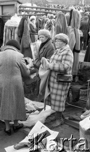 22.11.1986, Warszawa - Rembertów, Polska.
Bazar z ubraniami w Rembertowie, kobiety oglądające wełniane chusty.
Fot. Jarosław Tarań, zbiory Ośrodka KARTA, [86-43] 
