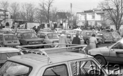 22.11.1986, Warszawa - Rembertów, Polska.
Bazar w Rembertowie, samochody stojące na parkingu.
Fot. Jarosław Tarań, zbiory Ośrodka KARTA, [86-43] 
