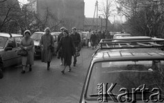 22.11.1986, Warszawa - Rembertów, Polska.
Bazar z ubraniami w Rembertowie, samochody parkujące na ulicy.
Fot. Jarosław Tarań, zbiory Ośrodka KARTA, [86-43] 
