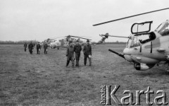 Październik 1986, Inowrocław, Polska.
Lotniczy Pułk Śmigłowcowy, załogi idące do swoich maszyn.
Fot. Jarosław Tarań, zbiory Ośrodka KARTA [86-44] 
