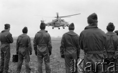 Październik 1986, Inowrocław, Polska.
Lotniczy Pułk Śmigłowcowy, grupa lotników i startujący helikopter.
Fot. Jarosław Tarań, zbiory Ośrodka KARTA [86-46] 
