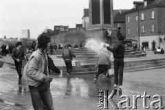 1986, Warszawa, Polska.
Lany poniedziałek, młodzież oblewająca się wodą pod Kolumną Zygmunta.
Fot. Jarosław Tarań, zbiory Ośrodka KARTA [86-192]