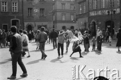 1986, Warszawa, Polska.
Lany poniedziałek, młodzież oblewająca wodą przechodniów na Rynku Starego Miasta.
Fot. Jarosław Tarań, zbiory Ośrodka KARTA [86-192]
