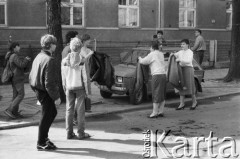 1986, Warszawa, Polska.
Lany poniedziałek, oblane wodą kobiety zdejmujące mokre kurtki.
Fot. Jarosław Tarań, zbiory Ośrodka KARTA [86-192] 
