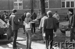 1986, Warszawa, Polska.
Lany poniedziałek, młodzi chłopcy oblewający wodą kobiety.
Fot. Jarosław Tarań, zbiory Ośrodka KARTA [86-192] 
