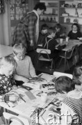 1986, Polska.
Przedszkole, dzieci podczas zajęć plastycznych.
Fot. Jarosław Tarań, zbiory Ośrodka KARTA [86-191] 
