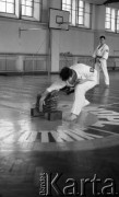 13.03.1986, Koszalin, Polska.
Wyższa Szkoła Oficerska Wojsk Obrony Przeciwlotniczej im. por. Mieczysława Kalinowskiego, ćwiczenia karateków.
Fot. Jarosław Tarań, zbiory Ośrodka KARTA, [86-42] 

