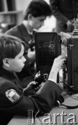 12-13.03.1986, Toruń, Polska.
Liceum Wojskowe, uczeń z nadajnikiem.
Fot. Jarosław Tarań, zbiory Ośrodka KARTA, [86-53] 
