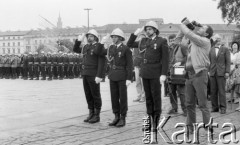 18.05.1986, Warszawa, Polska.
150 lat Straży Pożarnych, uroczystości przy pomniku Nike, z prawej kamerzysta ekipy telewizyjnej.
Fot. Jarosław Tarań, zbiory Ośrodka KARTA, [86-55] 
