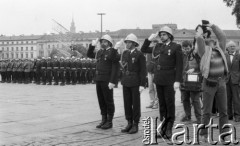 18.05.1986, Warszawa, Polska.
150 lat Straży Pożarnych, uroczystości przy pomniku Nike, z prawej kamerzysta ekipy telewizyjnej.
Fot. Jarosław Tarań, zbiory Ośrodka KARTA, [86-55] 
