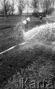 Kwiecień 1986, Polska
Ćwiczenia Ochotniczej Straży Pożarnej, strażacy z sikawkami.
Fot. Jarosław Tarań, zbiory Ośrodka KARTA [86-56] 
